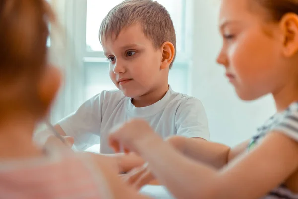 Leuke schattige jongen denken over de kunst les — Stockfoto