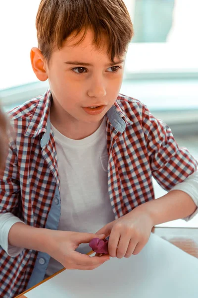 Leuke creatieve jongen die een speeltje willen maken — Stockfoto