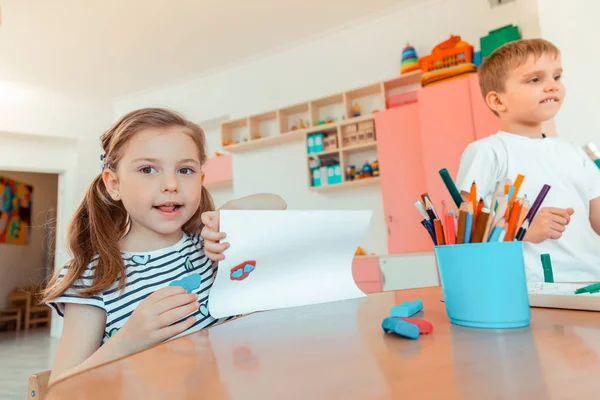 Délicieuse fille excitée en utilisant de la plasticine pour ses œuvres — Photo