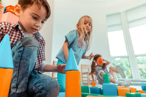 Bel ragazzo carino che costruisce una torre giocattolo — Foto Stock