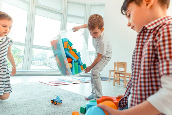 Joli garçon joyeux tenant une boîte avec des jouets — Photo