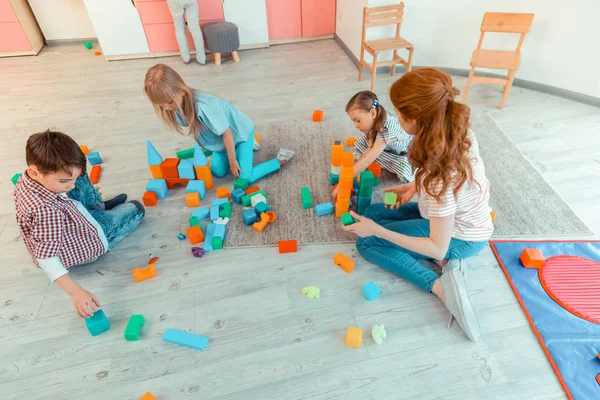 Vue du dessus des enfants heureux joyeux jouant ensemble — Photo