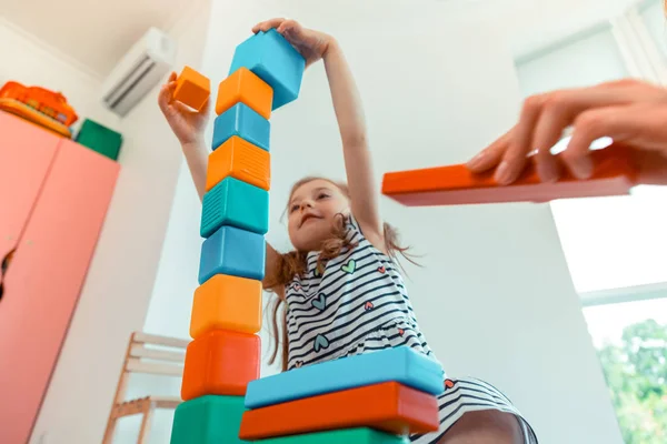 Angle bas d'une tour à partir de blocs jouets — Photo