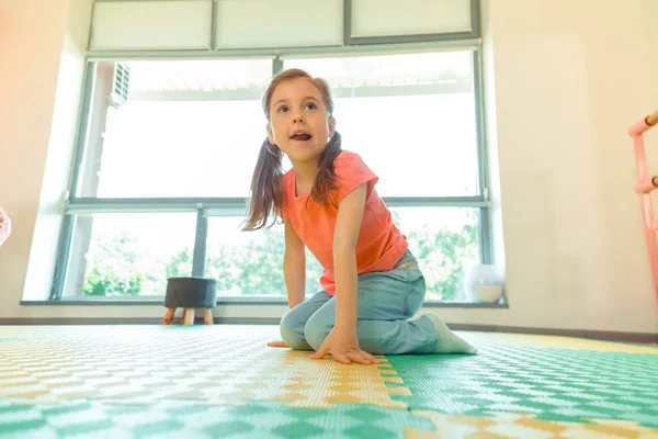 Carino piacevole ragazza seduta sul pavimento — Foto Stock