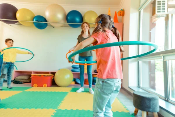 Freudig schön mädchen drehen ein hula hoop — Stockfoto