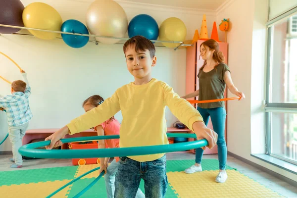 Alegre moreno chico sosteniendo un hula hoop — Foto de Stock