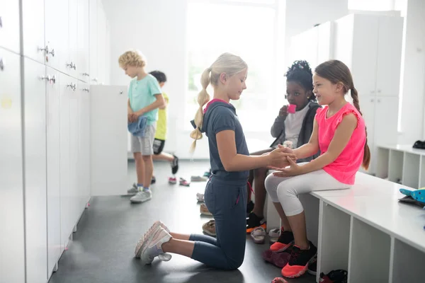탈의실에 앉아있는 어린이 그룹. — 스톡 사진