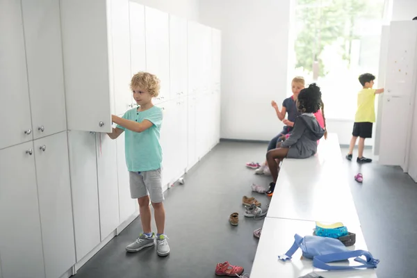 Enfants dans un vestiaire se préparant pour le sport . — Photo