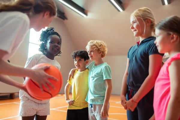 Kinderen die naar coach luisteren en regels van het spel uitleggen. — Stockfoto