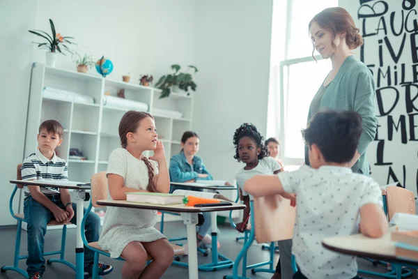 Niña respondiendo a una pregunta que el profesor le hizo . — Foto de Stock