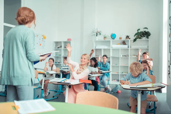 Crianças em idade escolar fazendo somas com seu professor de matemática . — Fotografia de Stock