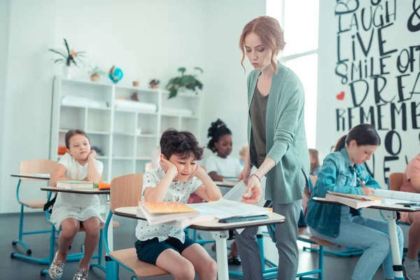 Ongelukkige leerling die naar zijn test in de klas kijkt. — Stockfoto