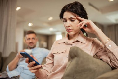 Koyu saçlı kadın plastik cerrah toplantı dan önce endişeli hissediyorum