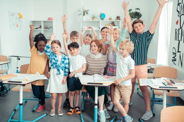 초등학교 수업서 그들의 교사 주위에 서. — 스톡 사진