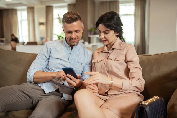 Empresario buscando información con su esposa sobre cirugía plástica — Foto de Stock