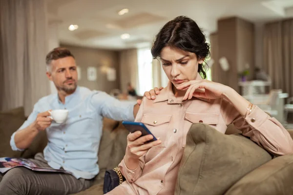 Marido apoyando a su esposa antes de reunirse con cirujano plástico — Foto de Stock