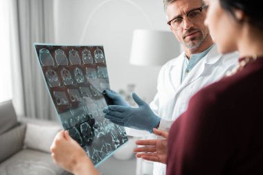 Ameliyata başlamadan önce sakallı plastik cerrah danışmanlığı müşterisi