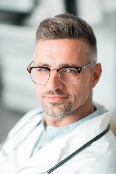 Csinos szakállas kékszemű plasztikai sebész szemüveg viselése — Stock Fotó