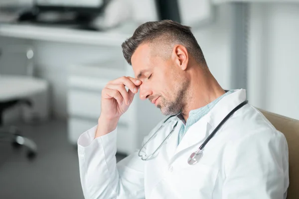 Plastic chirurg dragen witte Lab vacht gevoel slaperig en moe — Stockfoto