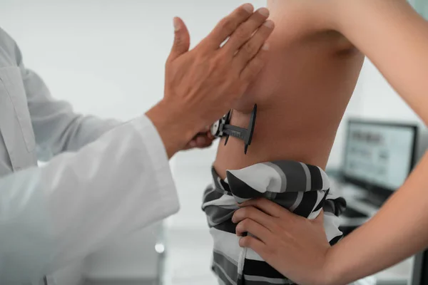 Chirurgien plastique examinant femme avec sein nu — Photo