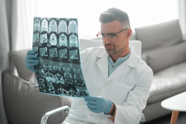 Plastikkirurg känsla upptagen med att titta på ultraljudsundersökning — Stockfoto