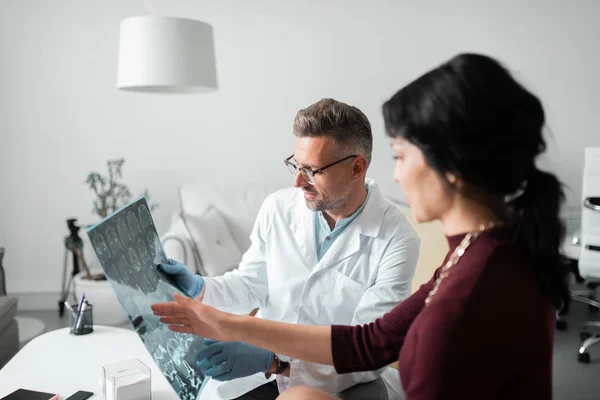 Plastikkirurg och klient tittar på ultraljudsundersökning — Stockfoto