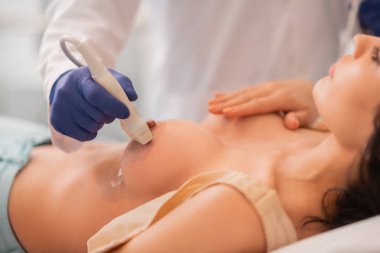 Meme büyütme sonrası ultrason tanısı alan kadın