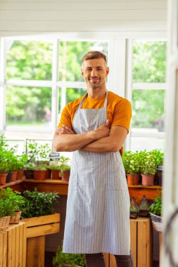Çiçekçi dükkanı sahibi onun yerinin ortasında duruyor.