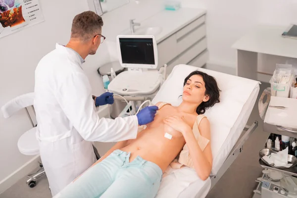 Mujer que se somete a investigación por ultrasonido después del aumento de mama — Foto de Stock