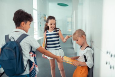 Küçük sarı saçlı kız zorbalık acı acı hissi