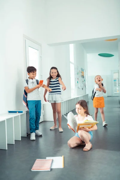 Armer gewalttätiger Junge macht Foto von Mädchen, nachdem er sie gestoßen hat — Stockfoto