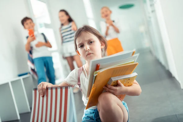 Ragazza sentirsi stressati e soli mentre vivono con scherno — Foto Stock