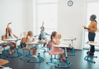 Çalışkan akıllı öğrenciler cevabı bilerek ellerini kaldırarak