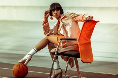 Moda çekim çalışan oldukça koyu tenli kız