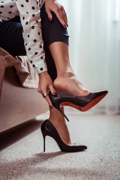 疲惫的有吸引力的女士脱下黑色高跟鞋后漫长的工作日 — 图库照片