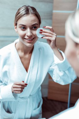 Cilt bakımı için pamuk pedleri kullanarak rahat giysiler joyful bayan