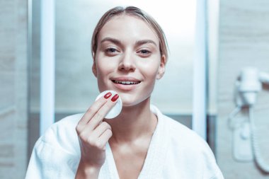 Cildinin durumu hakkında endişe ve çalışkan olmak Kirişli bayan