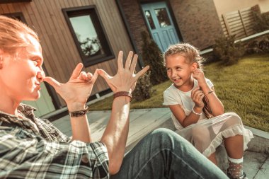 Anlamlı bakım baba aktif çocuk ile oynarken gesturing