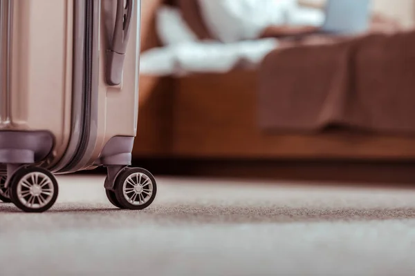 Gepäcktasche, die für die Abreise aus einem Hotelzimmer vorbereitet wird — Stockfoto