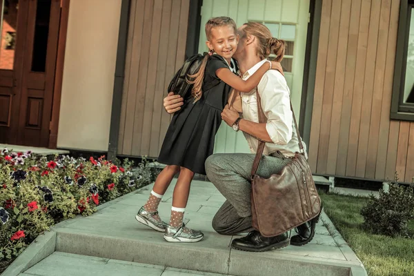 Famiglia carina che rimane sotto il portico e si abbraccia prima della giornata lavorativa — Foto Stock