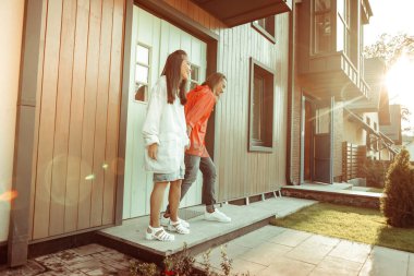 Sportif tarzda aktif, iyi görünümlü çift