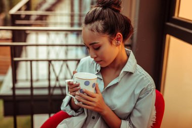 Huzurlu, koyu saçlı bayanın huzurlu sabah atmosferine dahil olması