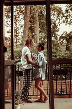 Pijama onun sıska kız arkadaşı sarılma uzun saçlı adam