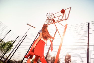 Sportif rahat kıyafetli uzun saçlı aktif bayan