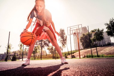 Yetenekli genç basketbolcu tekniğini gösteren