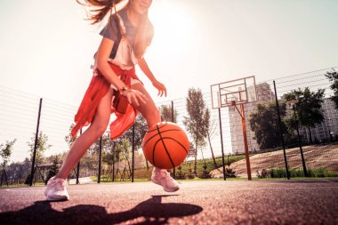 Basketbol sahasında koşan deneyimli koyu saçlı genç kız