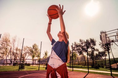 Aktif genç kadın oyuncu topla el kaldırarak