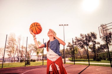 Deneyimli uzun saçlı kız aktif turuncu top atma