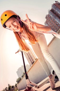 Sarı koruyucu kask pozitif genç bayan onun duygu açığa