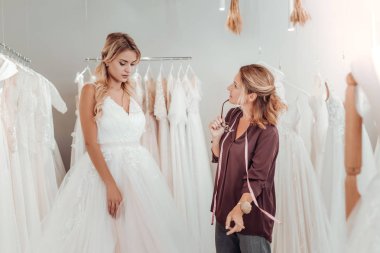 Elbisesi hakkında bir terzi ile danışmanlık genç kadın.